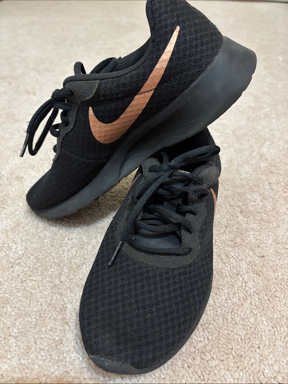 Nike Tanjun Women's Black Mesh Lace-Up Sneakers with Copper Logo